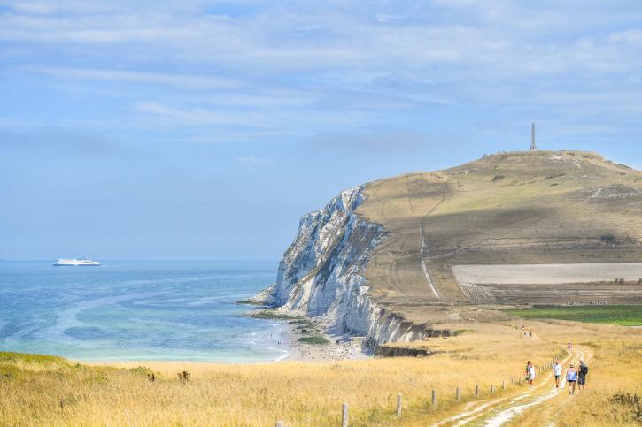 vu d'un chemin de randonnée le long d'une falaise