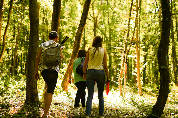 Jeunes se promenant dans le bois d'Olhain